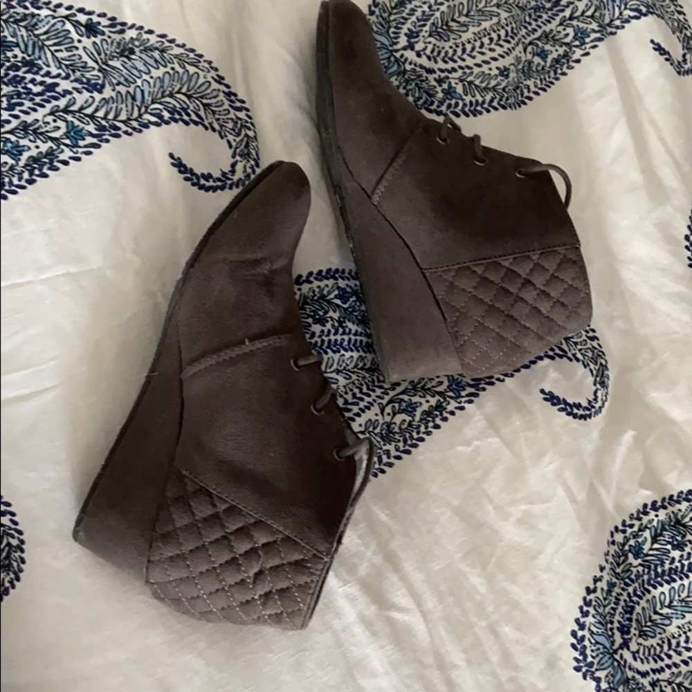 Arizona Jean gray wedges